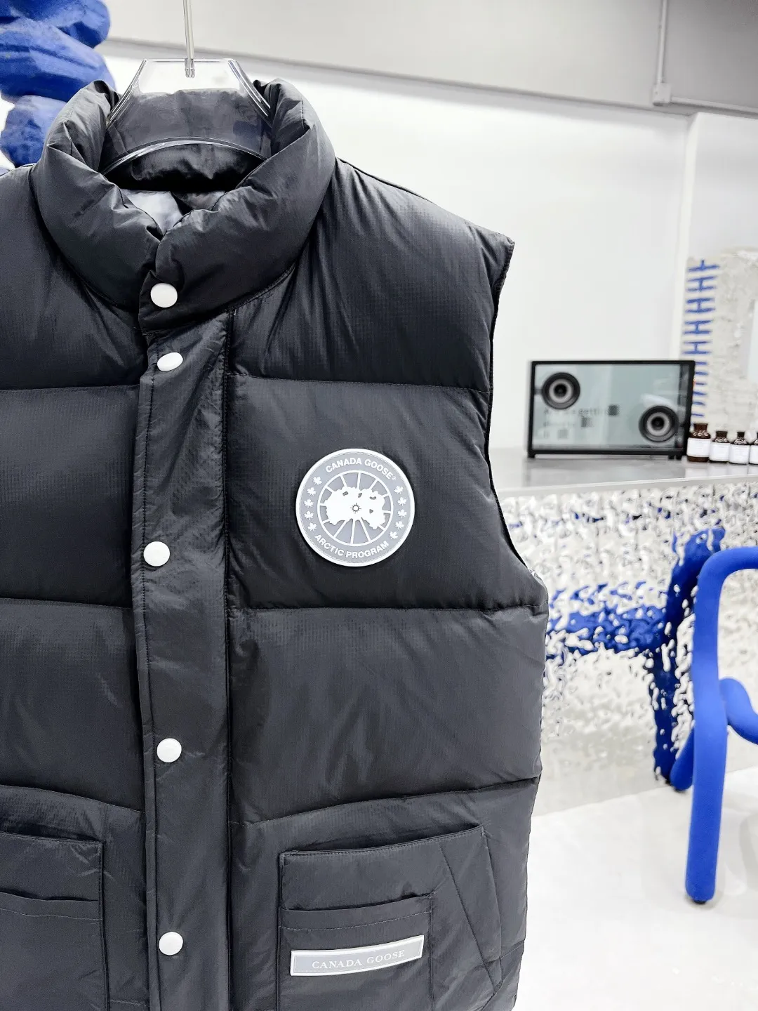 P480 𝗖𝗔𝗡𝗔𝗗𝗔 𝗚𝗢𝗢𝗦𝗘/Canada Goose White Label Glacier Vest Down Jacket Freestyle Vest THEICON This excellent down-filled vest can be freely layered with a variety of clothes, making it a favorite during the changing seasons. It's classic, versatile and provides excellent warmth. The Northern Lights capsule collection is reimagined in rich tones inspired by the stunning colors of Canada's north. The Glacial Haze capsule collection is revamped with a striking and layered color palette that evokes the feeling of being caught in the mist surrounding icebergs and glaciers. The top original replica version refers to the highest version in China (there is no one) (it is a piece of craftsmanship to make a piece of clothing that is ZP when placed in the counter) 1⃣ Made of original custom-made double plain 9500-100% nylon nylon fabric, windproof, waterproof and stain-resistant 2⃣ Filled with national standard Guangzhou Inspection white duck down, the amount of down is more than twice that of ordinary goods.  3⃣The zipper is customized from Yoshida YKK factory, with clear engraving and perfect and smooth texture. 4⃣Collar label, armband, back label, hangtag, complete anti-counterfeiting mark. Color: black, white, mood blue, melted water blue, graphite gray, purple. Size: XS S M L XL XXL